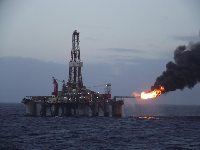 Esta es la plataforma petrolera Ocean Guardian que opera en la cuenca norte de #Malvinas desde 2010.
Estos ñatos de Grinpis se quejaban de la plataforma que se emplazará costa afuera de Mar del Plata, pero ni mu de la de Malvinas, chantas!