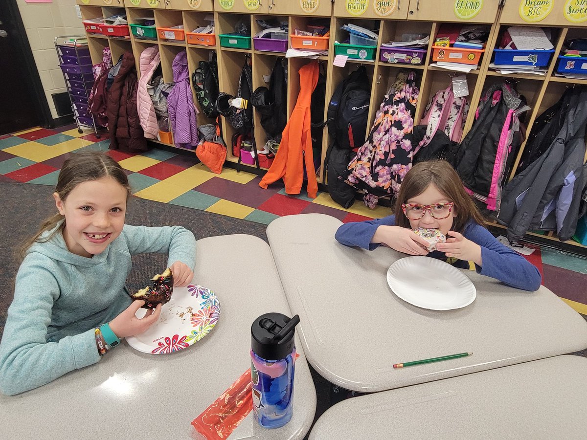 MrsWord30's tweet photo. Delicious donut reward for good behavior! #otsegoknights https://t.co/lZr3jgluUF