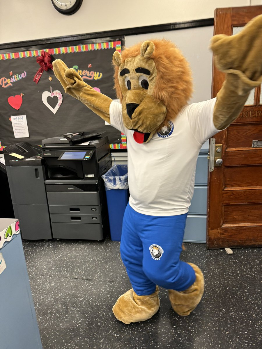 ps94x's tweet photo. Today, the PS 94 community met Roary, the PS 94 Lion!   #PS94Day #RealizeYourGreatnessPS94 #RoaryThePS94Lion  @CSD10Bronx https://t.co/rs0JsZiYL8