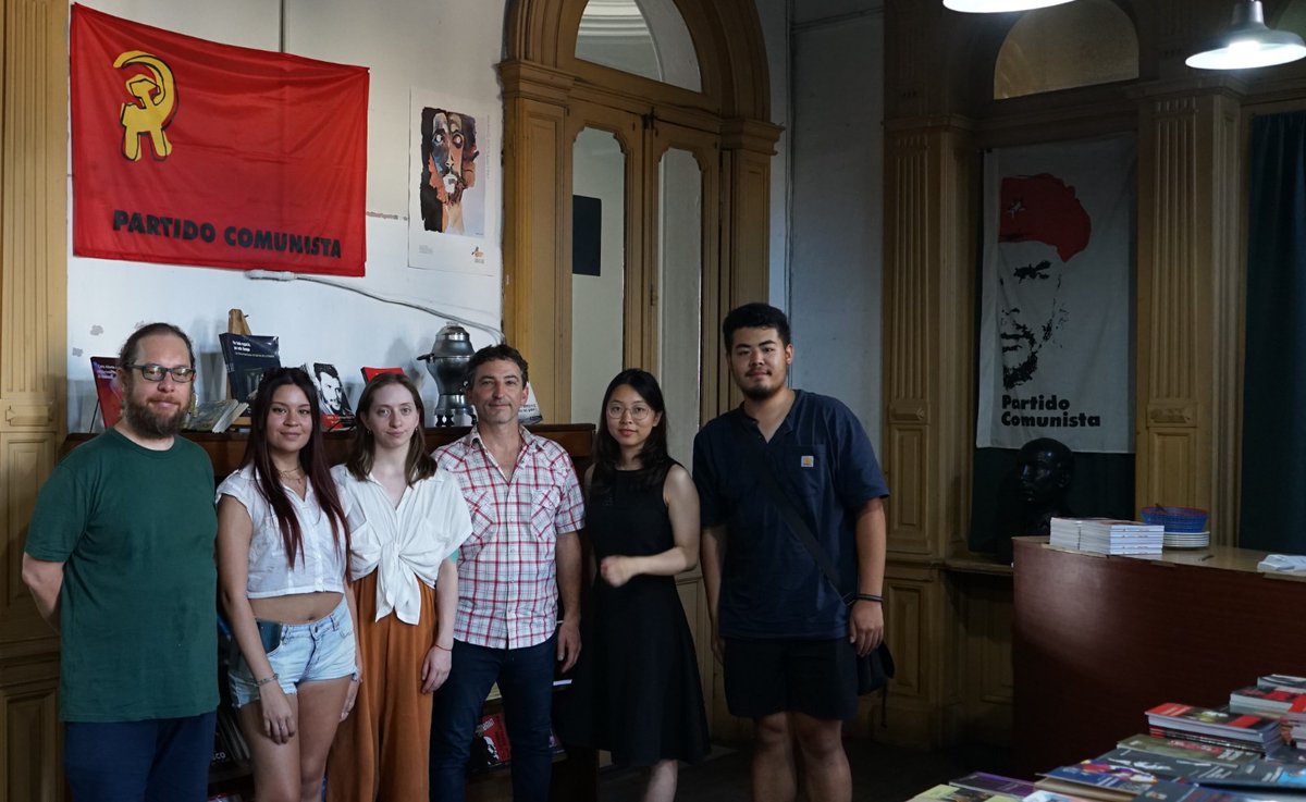 Hoy se desarrolló una reunión en el Ctral del Partido Comunista entre los compañeros Ivana y Leonardo, Fed. Juv. Comunista y librería Gonzalez Tuñon; Wang Xinyu y Wang Le, de la universidad Tsing Hua de Beijing; Julieta Juárez y yo por <a href="/mcacercandonos/">Acercándonos Cultura</a>