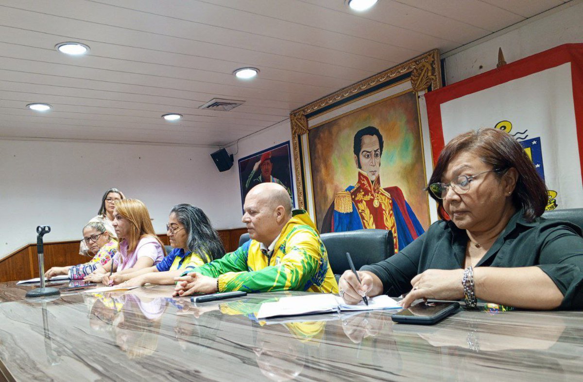 El Primer Encuentro del Poder Legislativo en el estado Bolívar marcó el inicio de una nueva etapa para la mujer en la región. Con el firme propósito de impulsar la conformación de los institutos municipales de la mujer en cada municipio. 
#PorLasMalasNada