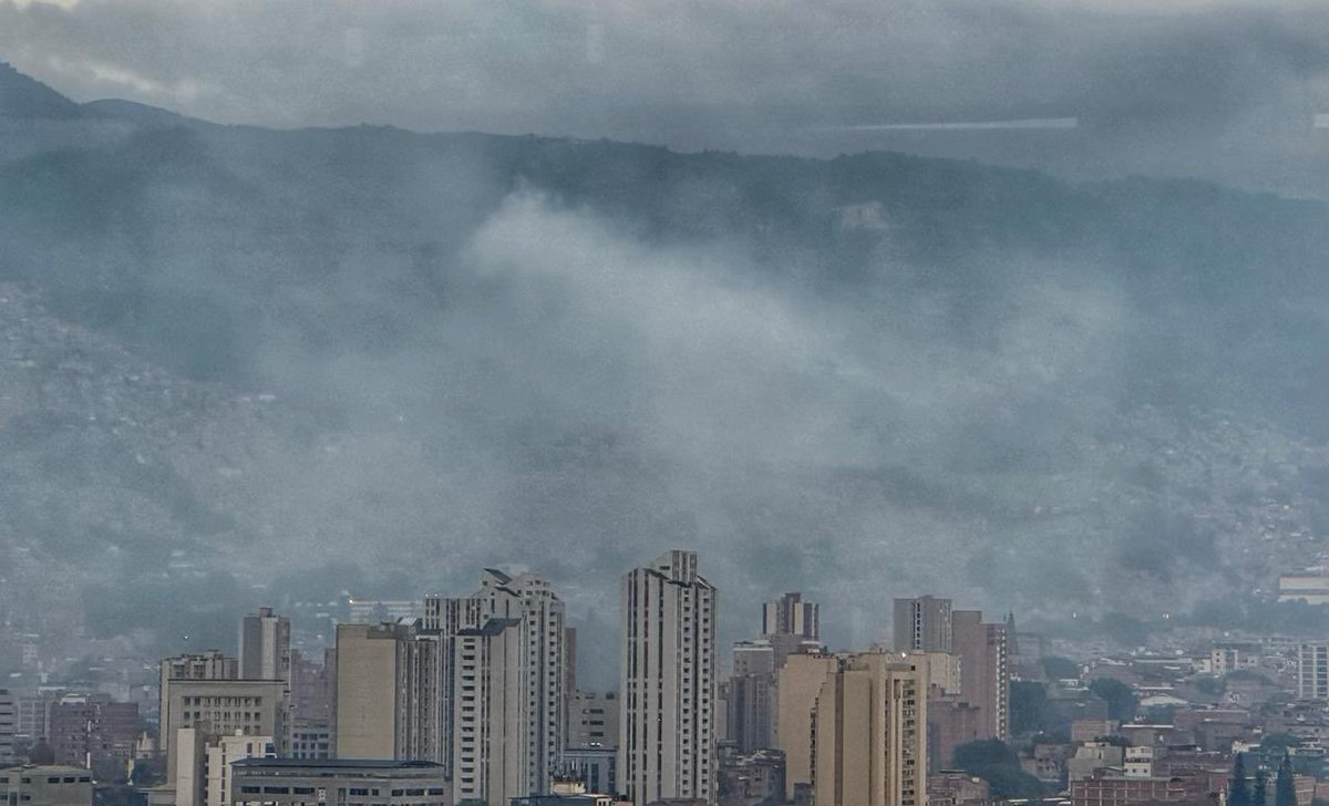 DAGRDMedellin's tweet image. ⚠️¡ATENCIÓN!

Por generación de humo en zonas aledañas al incendio, se recomienda tener precaución y usar tapabocas de manera preventiva. 

Los fuertes vientos han generado afectación y esparcimiento de olores a humo en zona centro oriental de la ciudad.

@FicoGutierrez