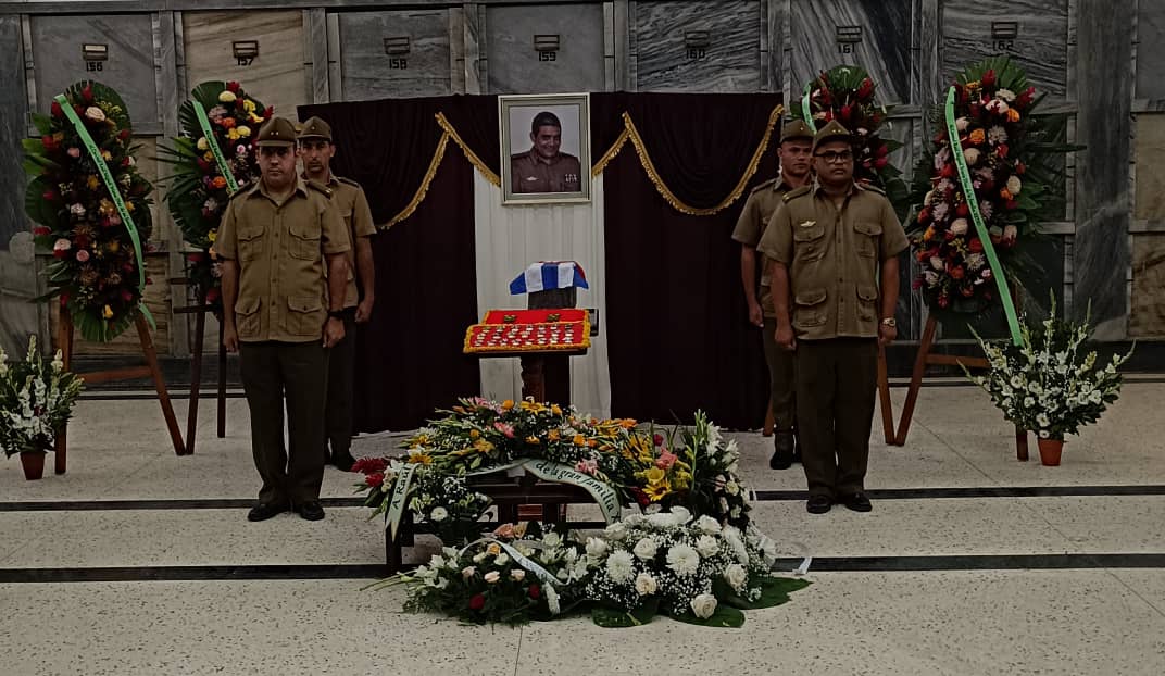 Hoy acompañamos al querido compañero Coronel Raúl Miguel Triana Díaz hasta su última morada en el Panteón de las FAR, donde le rendimos honores militares junto a  familiares, amigos y compañeros. El dolor es inmenso. El compromiso es continuar su ejemplar obra. #HonrarHonra 🇨🇺