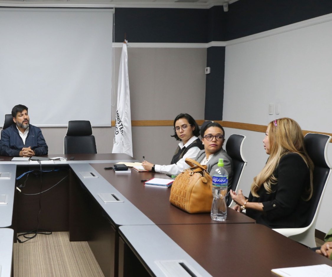 MP_Honduras's tweet photo. Fiscal General @johelzelaya sostiene reunion con padres de Angie Peña. https://t.co/g3aYpTQZxX