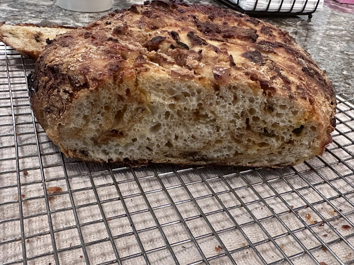CleverMoms's tweet photo. Caramelized jalapeño, onion, &amp; cheddar sourdough bread. Yum! Retweet if you want some! 😂 https://t.co/27QZhv0KqD