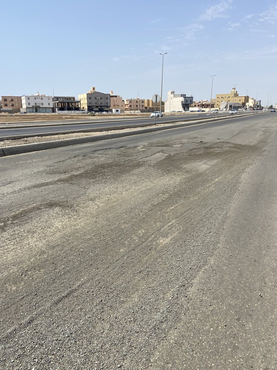 KHAIRAT_ALAMEER's tweet photo. #جده_حي_الصالحية 
#شارع_ياسر_بن_عامر_الكناني 

قصة شارع تؤلم مرتاديه ..
لازال مرتادي شارع ياسر الكناني يعانون من تردي الوضع لهذا الشارع منذ زمن ليس بالقريب !
وبالرغم ان حي الصالحية الذي يقع شمال جده ، وله أهمية كبيرة لما يضمه من المنشآت السياحية كالفنادق والشقق المفروشة، إضافةً إلى المراكز الترفيهية والمطاعم ومراكز التسوق، فضلًا عن مجموعة مميزة من أفضل الخدمات والمرافق التي تلبي كافة احتياجات قاطنيه ، الا أن هذا الشارع يفتقد منذ فترة طويلة لاهتمام الجهات المختصة رغم اهميته .

لا أخفيكم بأن #أمانة_جده قد تلقت عدة بلاغات للمطالبة بإصلاح هذا الشارع ، بل وقد إطلعت على شكوى أحد الموطنين من خلال البلاغ رقم INC-22-09-131899
وكان ذلك بتاريخ 24-9-2022 وللأسف لم يتم العمل على حل المشكلة حتى اليوم .

ستتيح المجال لصور من الشارع كي تتحدث عن حقيقة الوضع ، فهل من قرار يا سعادة #امين_جده ؟!
كي نؤكد بأننا نسع�� جميعًا لتحقيق رؤية 2030 ، وأهداف الوطن من خلال مواكبة التطور والنماء الذي تشهده #المملكة في شتى المجالات بجميع مناطق المملكة، بتوجيهات واهتمام قيادتنا الرشيدة التي تبذل كل ما بوسعها لتحقيق الرؤية من أجل تعزيز مكانة المملكة على الساحة العالمية.

#أمانة_محافظة_جدة 
#دعم_عملاء_أمانة_جدة 
#بلدية_طيبه