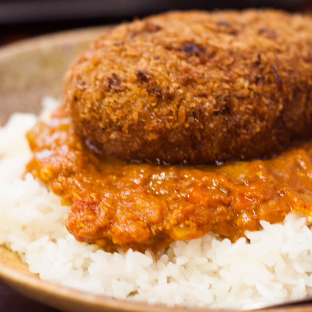 hakoureshiya's tweet photo. ２月１日㈭寒い１日になりそうですが、
キーマカレーで熱くなって下さい！夜も１７時〜２０時迄営業！店内飲食、テイクアウト、Woltご利用下さい。店内では【鬼滅の刃】【呪術廻戦】単行本登場！#函館　#鬼滅の刃　#函館グルメ　#函館テイクアウト https://t.co/vT91de1SIp