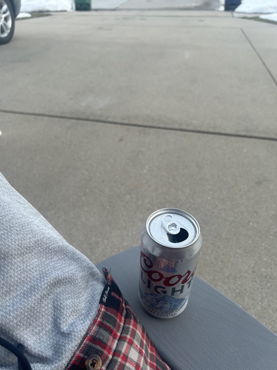 2DownAllStar's tweet photo. First driveway beer of the year! https://t.co/vV2dh9MyAh