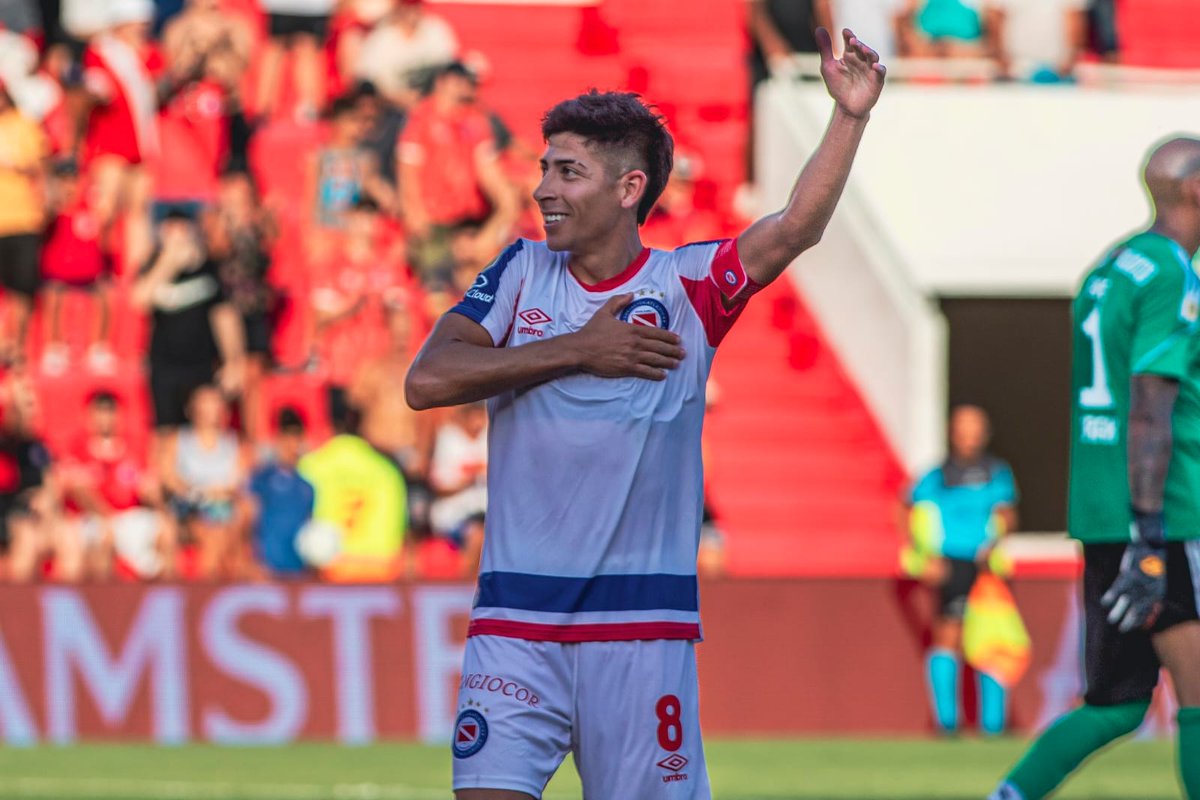 NSDAJok's tweet photo. [TRIUNFO] Con goles de Maxi Romero y Alan Rodriguez @AAAJoficial superó a Riestra por 2 a 0 en el Diego Armando Maradona y suma 4 de los 6 puntos en la Copa de la Liga.

#NSDAJ #AAAJ https://t.co/OhSKSd0UXW