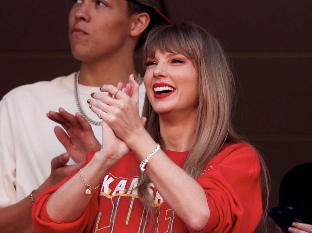 uhrecreation's tweet photo. BREAKING NEWS! Taylor Swift spotted wearing Cougar Red and supporting the Rec π«Ά #HappyCougarRedFriday #UHRec #GoCoogs #StrengtheningThePride https://t.co/QUa7znXpOr