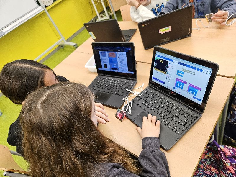 EscolaElsPins's tweet image. L'alumnat de #4PRI comença a superar reptes de #programació amb la placa de programació @microbit_edu
Aprenentatges que al llarg del trimestre hauran d'aplicar al projecte d'aula
#IntegremLesTac
#AprendreFent
#AprenentatgeAmbSentit
Gràcies @secastelldefels