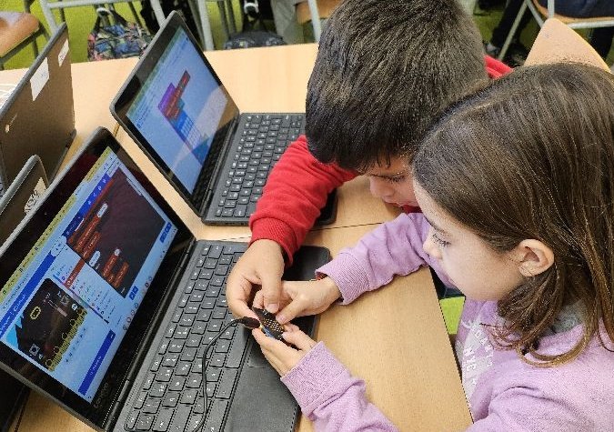 EscolaElsPins's tweet image. L'alumnat de #4PRI comença a superar reptes de #programació amb la placa de programació @microbit_edu
Aprenentatges que al llarg del trimestre hauran d'aplicar al projecte d'aula
#IntegremLesTac
#AprendreFent
#AprenentatgeAmbSentit
Gràcies @secastelldefels