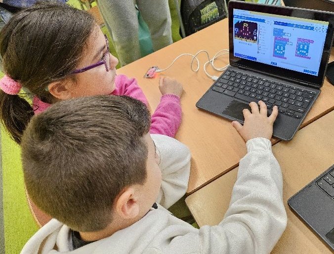 EscolaElsPins's tweet image. L'alumnat de #4PRI comença a superar reptes de #programació amb la placa de programació @microbit_edu
Aprenentatges que al llarg del trimestre hauran d'aplicar al projecte d'aula
#IntegremLesTac
#AprendreFent
#AprenentatgeAmbSentit
Gràcies @secastelldefels
