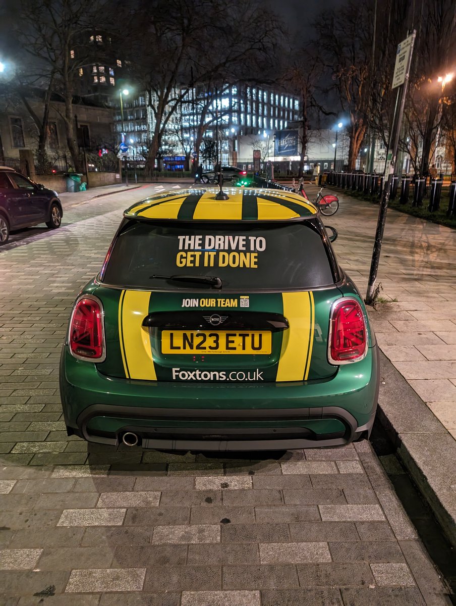 chriswicks's tweet photo. Hi @foxtons, could you remind whoever was driving this car up Rattray Road before parking on Saltoun Road at 18:00 on 31 Jan that's illegal to have your phone in your lap and be looking down at it while driving please? https://t.co/HSx4QgyTLy