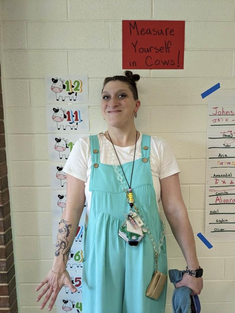 NEISDPreK's tweet photo. College and Career readiness starts in Pre-K. Do you know many cows tall you are? 
🐮📏🐮📏
La preparación universitaria y profesional comienza en Pre-K. ¿Sabes cuántas vacas mides?
#NEISDPrek
#RootEdNEISDPreKAcademy
#TheNEISDWay https://t.co/0wZOYHhwfH