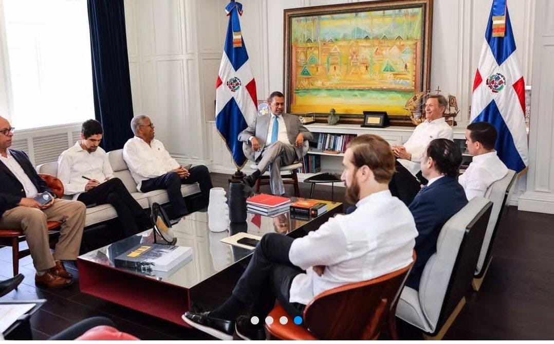 RRosarioMarquez's tweet photo. Nos embarga la curiosidad,  sobre esa reunión y sobre todo el porqué era necesaria fotografiarla y que se publicitara la misma estimado amigo ⁦@ggomezmazara⁩ , además por los presentes en la misma y el lugar obviamente. 🤔🥸 https://t.co/M8p3iP3LhM