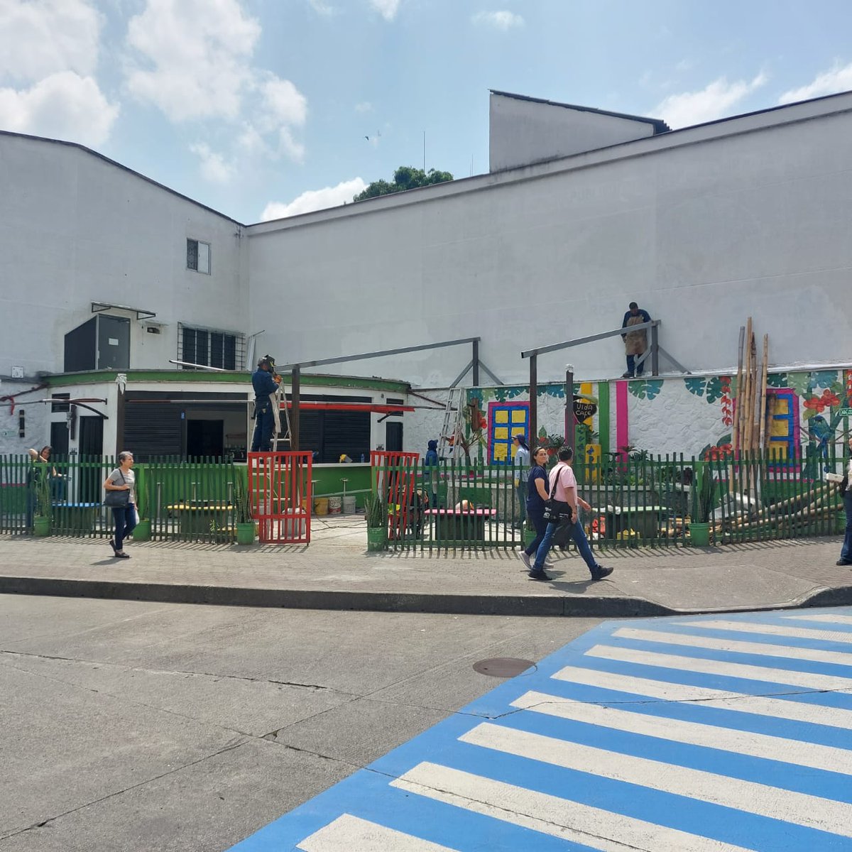 Alcaldiapereira's tweet photo. EL CAFÉ "VIDA" TENDRÁ NUEVO TECHO
🏬 La Alcaldía de Pereira, a través de la Secretaría de Infraestructura, está trabajando para darle un nuevo techo al Café "Vida", un lugar que brinda oportunidades de trabajo a personas en condición de discapacidad.
#PrimeroPereira
#CafeVida https://t.co/q9RTmuLeuZ