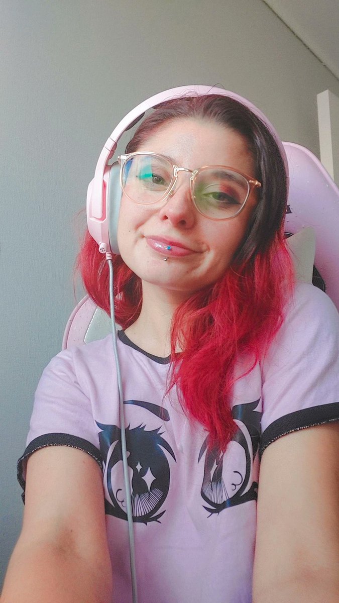 Ya estamos en vivo!!! Retomando los directos al fin nwn jugaremos ene y conversamos ✨️💖 twitch.tv/carowiza