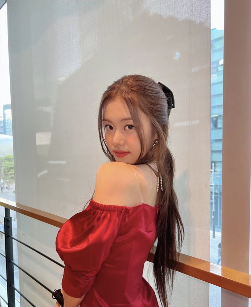 avwailable's tweet photo. Like  the  scarlet  blooms  in  a  field  of greens,  she  stands  out,  unapologetically  embracing  the  intensity  of  her  spirit  🍒 https://t.co/hZYaS6RK4x