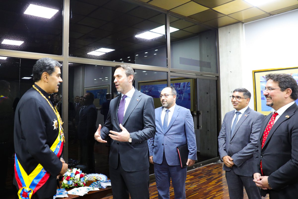 Excelente encuentro con el Ministro de Energía y Recursos Naturales de la República de Türkiye, Alparslan Bayraktar; conversamos e intercambiamos de algunas ideas para afianzar las alianzas en materia energética y minera, con miras a elevar los niveles en el intercambio comercial