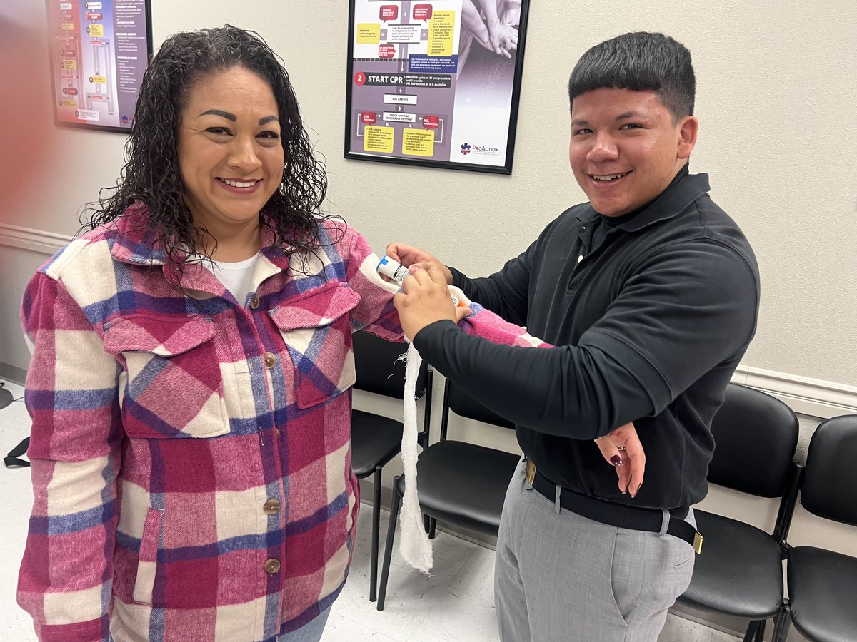 ProActionEMS's tweet image. Thrive Academy students stopped by our EMT Institute! They practiced skills they'll need to become an EMT. Book a campus tour zurl.co/PFMw? or call us (915) 532-2771. Find out what's like to become a life-saving hero! #ProActionEMS #EMTstudent #EMTschool #EMTcareer