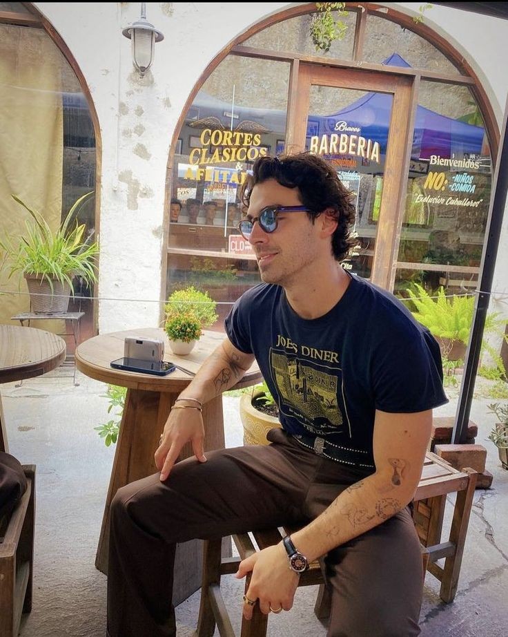 Lonelywarrior3's tweet photo. Fotos que alimentan la fantasía de tener una cita con Joe Jonas. https://t.co/ST7kWcxbI8