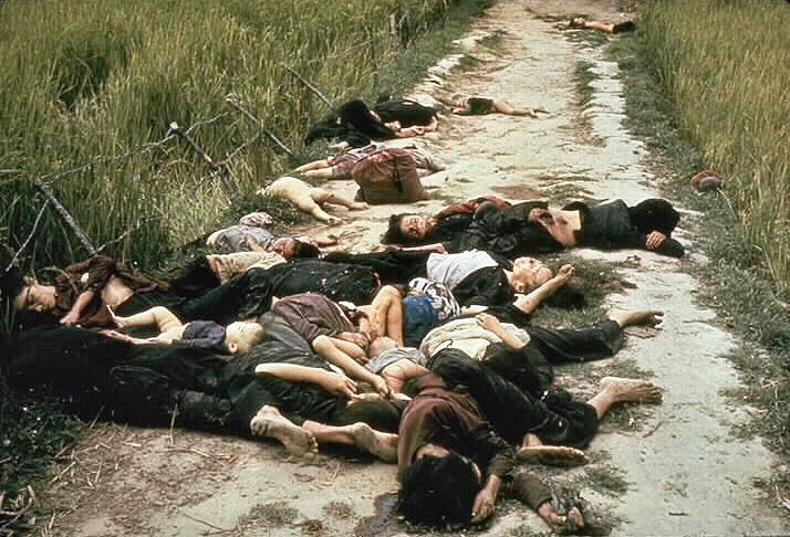 Bir ABD Klasiği: My Lai Katliamı

ABD'nin Vietnam'ı işgali esnasında gerçekleştirdiği ve hiçbir suçu olmayan tamamen sivil ve masum 504 kadın, bebek, çocuk köylüyü hunharca katlettiği savaş suçu My Lai Katliamı pek bilinmez. Hayvanlar dahil hareket eden her şey öldürülmüştü.++