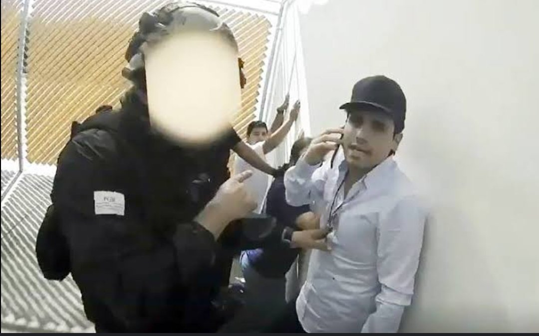 rthur013's tweet photo. ¿Cómo que Andrés Manuel López Obrador pacto con el Cartel de Sinaloa?😱
El mismo que se bajó de su camioneta para saludar a la mamá del Chapó
El mismo que dejó libre a Ovidio Guzmán en el Culiacanazo
El mismo que le construyó una carretera directa a Badiraguato
El mismo que no ha hecho ni madres contra el crimen Organizado y tiene su ridícula política de "Abrazos NO Balazos"
Tiene un pacto con el Cartel del Sinaloa
#NarcoPresidente