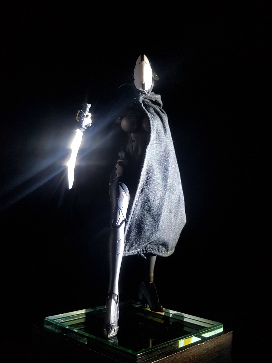 TheLocalBard's tweet image. She blends in well with the dark, so long as there isn&apos;t a bright light on her.

#SnailShellStudio #SnailShellAssassin #Assassin #RobotGirls #ToyPhotography @wozhike