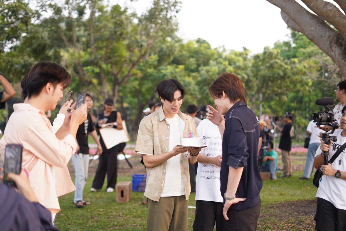 WeAreSeriesTH's tweet photo. พาแก๊งวีอาร์มาแฮปปี้บือดือพิปอนด์ 🎂 #Happy23rdPondDay #WeAreSeries https://t.co/rdDlXOcHYE