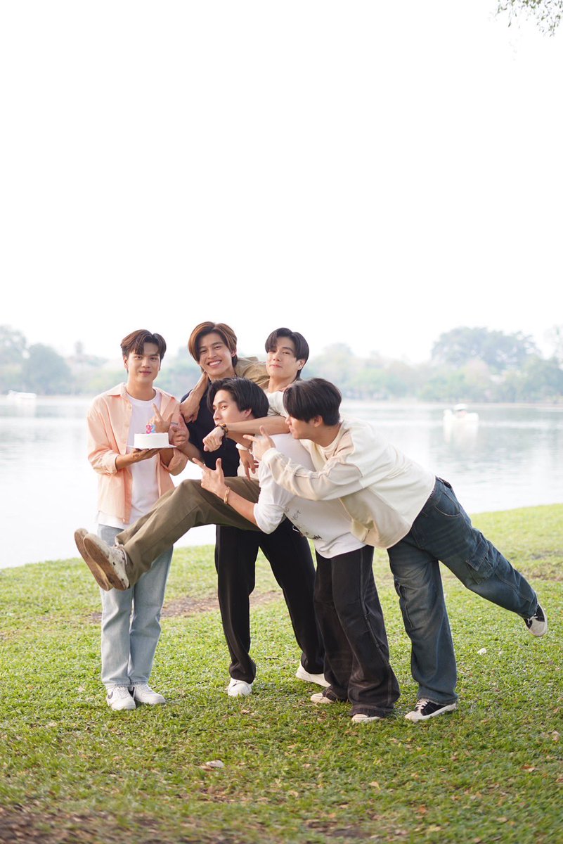 WeAreSeriesTH's tweet photo. พาแก๊งวีอาร์มาแฮปปี้บือดือพิปอนด์ 🎂 #Happy23rdPondDay #WeAreSeries https://t.co/rdDlXOcHYE