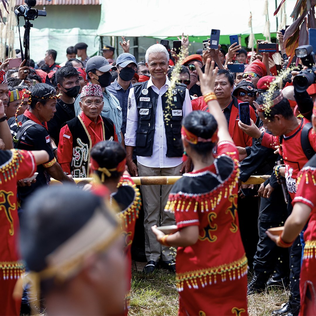 ganjarpranowo's tweet photo. Tradisi dan budaya adalah benteng negara. Dayak 🤟🤟🤟 https://t.co/nLPbSgKvcB