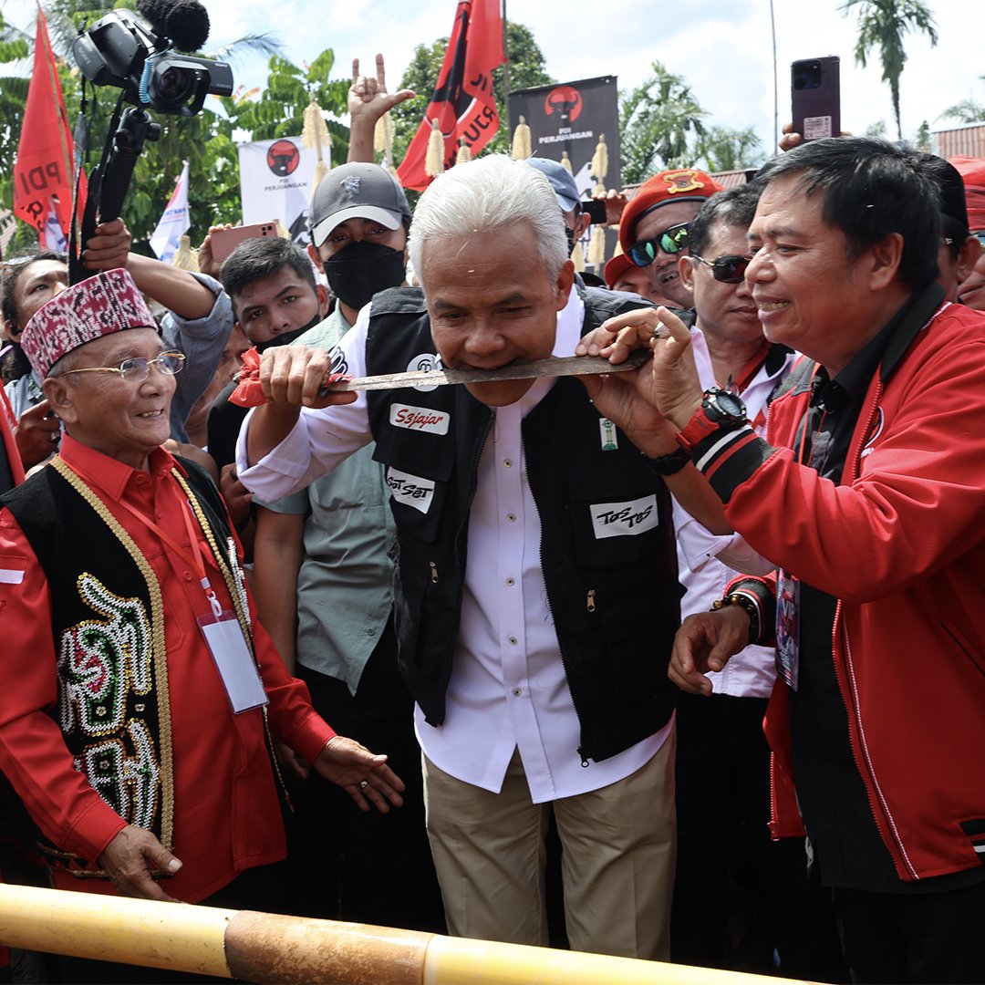 ganjarpranowo's tweet photo. Tradisi dan budaya adalah benteng negara. Dayak 🤟🤟🤟 https://t.co/nLPbSgKvcB