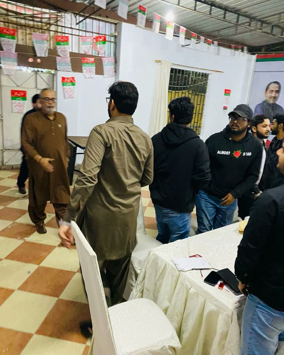 MQM_NA236's tweet photo. رُکن رابطہ کمیٹی حیدر عباس رضوی بھائی نے مرکزی الیکشن آفس NA-236 کا دورہ کیا اور رُکن این اے کمیٹی بیرسٹر حسن خان بھائی اور این اے یوتھ کمیٹی NA-236 سے الیکشن کے کاموں کا فالو اپ لیا اور کام کو مزید تیز 
کرنے کی ہدایت ک

@MQMPKOfficial @Nadirqureshi  @HARizviMQMPak @MQMPUpdates https://t.co/Hosx4K7rM7