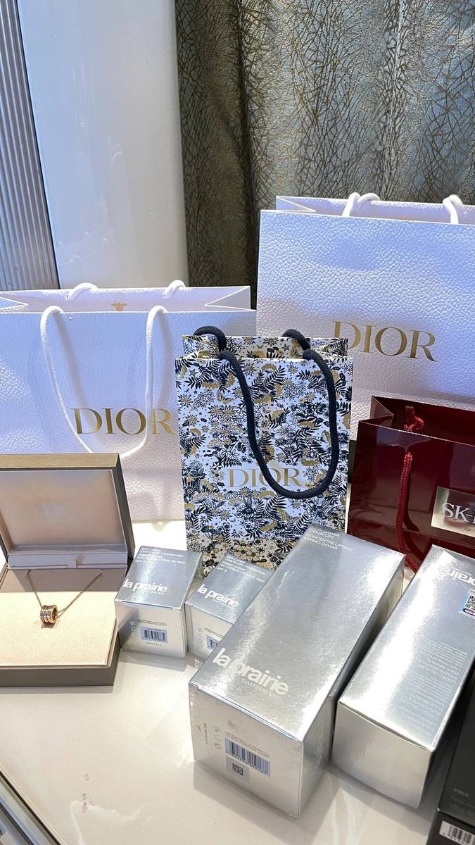 chokodesigns's tweet photo. Every dollar spent with care is the capital of beauty. A long-planned shopping time with my best friend on a sunny day.🥰 https://t.co/D33sOVvt8n