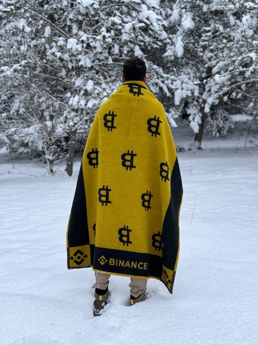 binance's tweet image. A *cold* #Binance merch photo 🥶

📸 @MonteKriptoKont