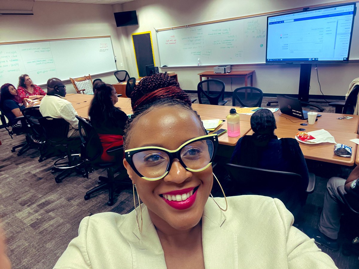 ed_techconsult's tweet photo. Great things are happening at @HNGCBears. Thank you, Ginger, for coming out to show our teachers how to get the most out of @Kinvolved!! @AliefTech @AliefLearns #TechLunchNLearn #SuccessEngineers #SuccessfulOnPurpose https://t.co/Y7F5HippEs