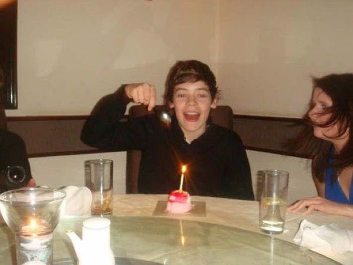 thehrrycore's tweet photo. it's harry styles' birthday!! 🌟 https://t.co/O9IdtVfFUe