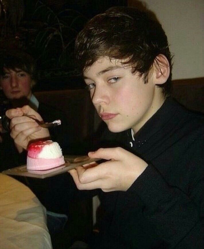 thehrrycore's tweet photo. it's harry styles' birthday!! 🌟 https://t.co/O9IdtVfFUe