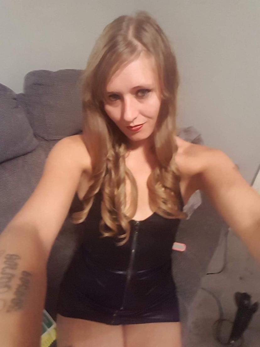 I don’t want to offend anyone but me or a transgender this is no offence to anyone I just need a confidence boost I’ve had the worst day of my life if you know my husband you will know why xx https://t.co/zpEMu8Qg6Y