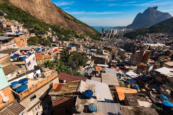 baudorio's tweet photo. ⚠️ Rocinha - O "resort do tráfico"

Traficantes de outros estados como Goiás, Ceará, Espírito Santo e Amazonas, que usam o morro da Rocinha para se esconder da polícia, pagam taxas que variam de R$ 50 a R$ 100 mil por mês aos traficantes locais.

O dado faz parte de um levantamento feito pelo GLOBO com investigadores da Polícia Civil, que estimam que os criminosos da favela estejam faturando até R$ 12 milhões mensais, sendo mais com extorsões do que com a venda de drogas.

No ano passado, a polícia identificou dois traficantes que estariam escondidos na Rocinha: Anastácio Pereira, conhecido como Paizão, Doze ou Paulinho Maluco, de 33 anos, um dos chefes do CV no Ceará. 

Já Kaio César, que tem como apelidos Barney, Tio K e Heisenberg, também de 33, é um dos líderes da facção em Goiás. Para fugir das operações em seus Estados, eles vem para a Rocinha e ficam só dando ordens.

Hoje, a Rocinha é controlada pelo Johny Bravo e pelo Goiabada. Eles são braço direito de Rogério Avelino, o Rogério 157, chefe do Vidigal e da Rocinha, que está cumprindo pena em presídio federal.

🗞️: Jornal O GLOBO.