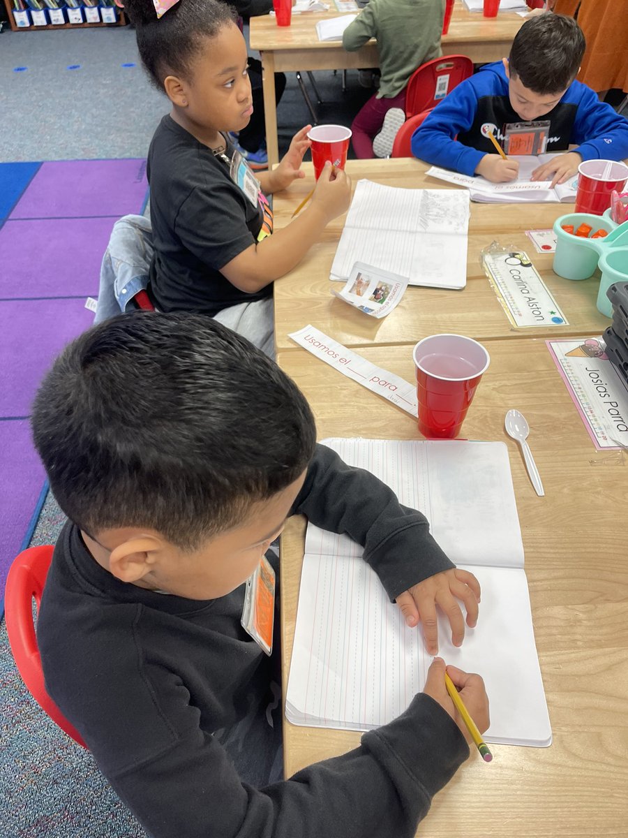 Check out our two way dual language teacher in action!🔥 Mrs. Hester is fostering young minds by tailoring her instruction.🤓 Students learning about the significance and diverse applications of water as a natural resource!👏🏻 @Magrill_AISD @amindformath