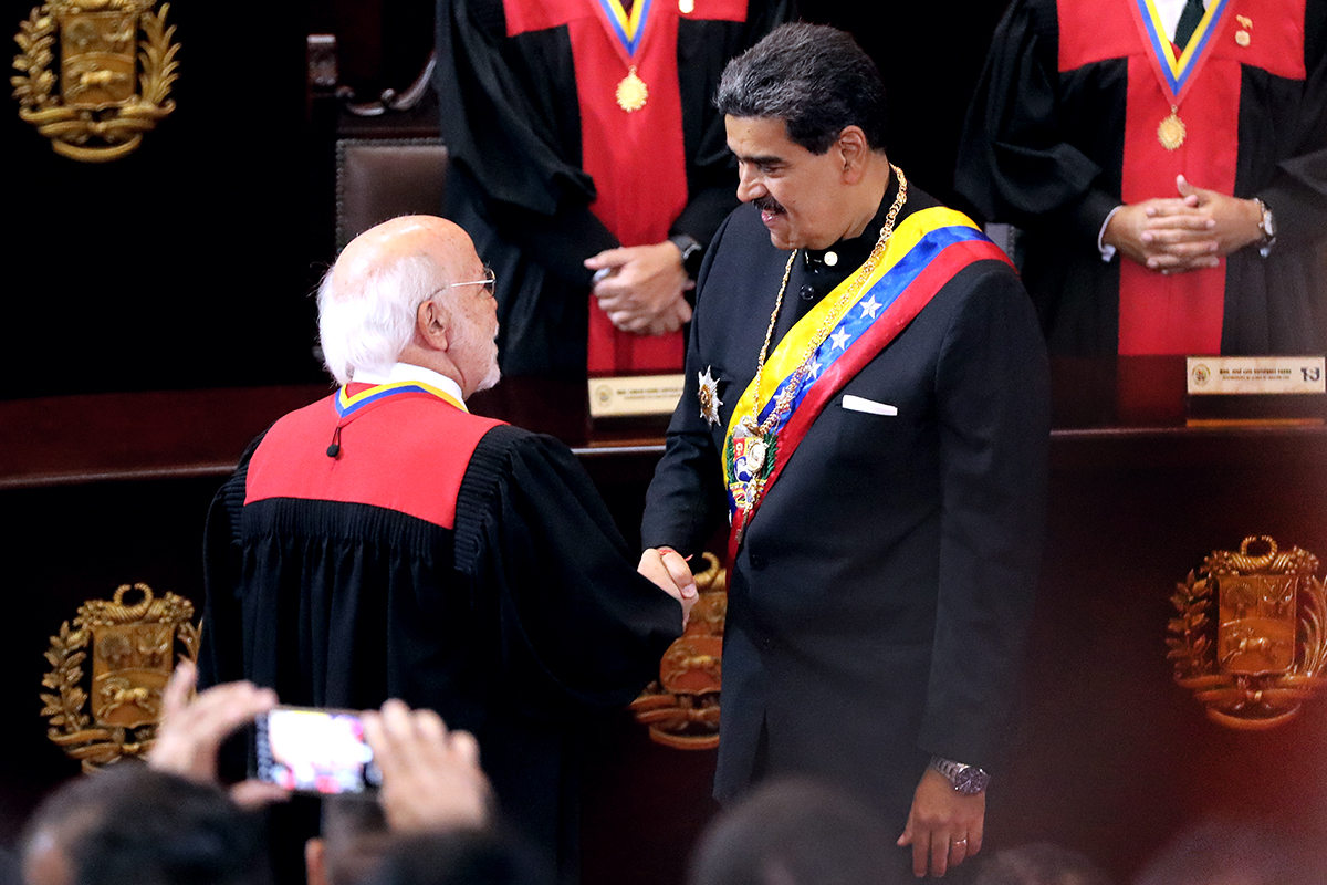 TSJ_Venezuela's tweet photo. Mag. Luis Fernando Damiani Bustillos: "La guerra jurídica es la nueva forma con la que los intereses imperiales atacan el orden constitucional" https://t.co/NeAo2azl4q https://t.co/YxhgzLoa7j