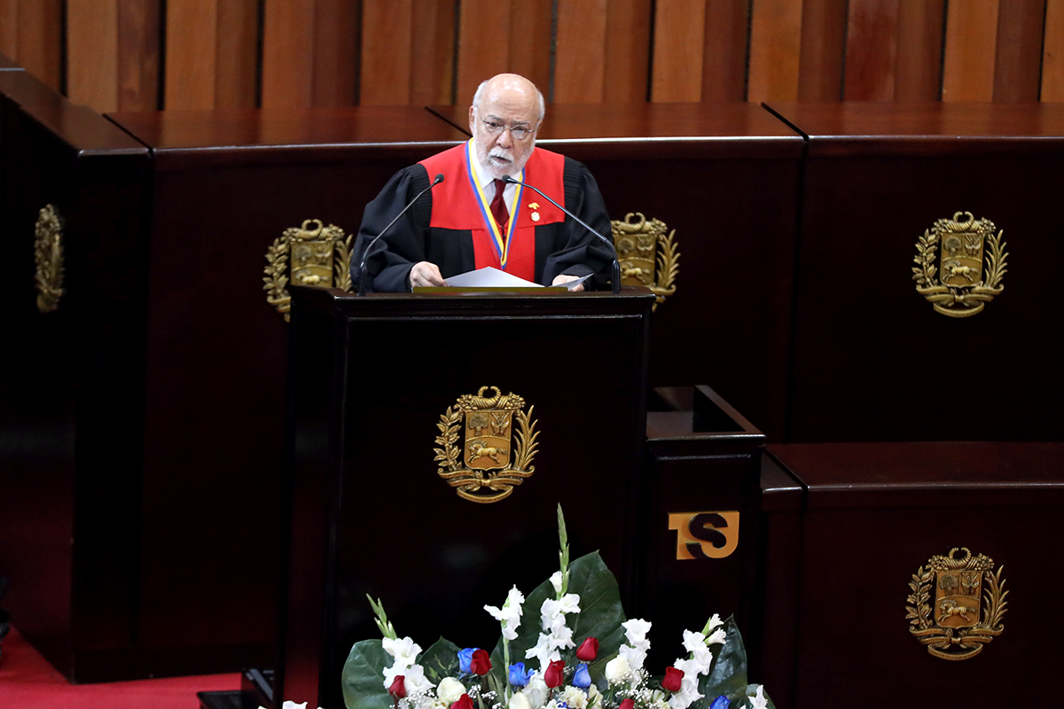 TSJ_Venezuela's tweet photo. Mag. Luis Fernando Damiani Bustillos: "La guerra jurídica es la nueva forma con la que los intereses imperiales atacan el orden constitucional" https://t.co/NeAo2azl4q https://t.co/YxhgzLoa7j