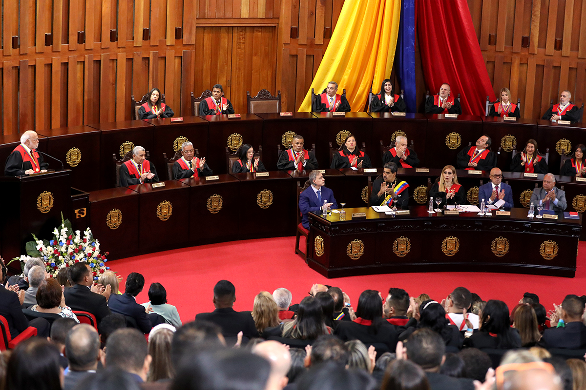 Mag. Luis Fernando Damiani Bustillos: "La guerra jurídica es la nueva forma con la que los intereses imperiales atacan el orden constitucional" tsj.gob.ve/-/magistrado-l…