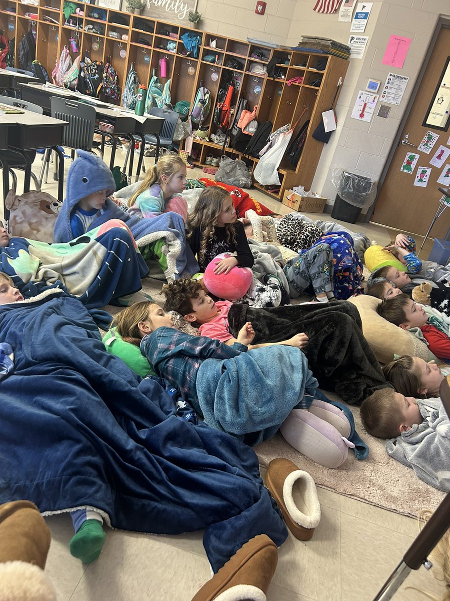 LexiHolland2's tweet photo. Best way to end January! Happy 100th Day of School 💯 #freemanfalcons https://t.co/UhsqVk72gh