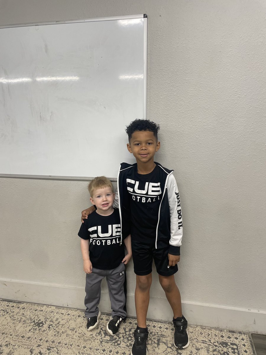MCoachtoliver's tweet photo. These two. Reppin the Brand at all times. @BrenhamFootball ๐๐๐
#ForTheBrand #CoachKid #FootballIsLife @JefferyToliver @MrsSJones15 @CoachR_Jones https://t.co/cwnq9yxB2a
