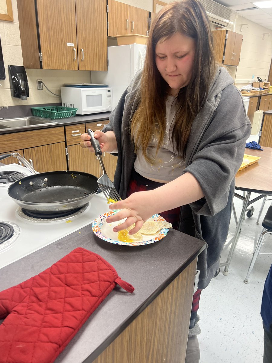 msaimeeallen's tweet photo. Cooking day! Eggs, hash browns, and sausage! #lifeskills @BayCityCentral https://t.co/SnMj2R4jKO