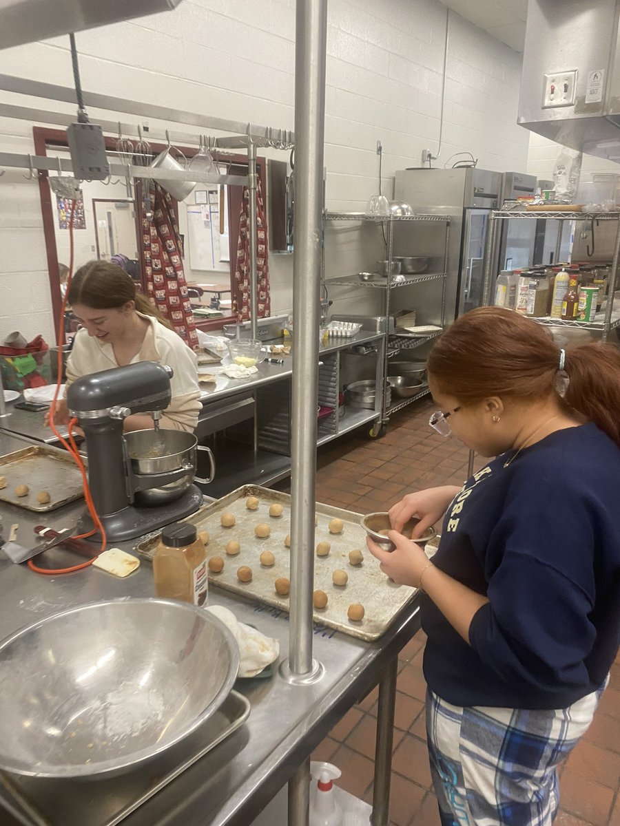 wcsFHSmrktg's tweet photo. FHS Culinary students hard at work, preparing tonight’s pregame meal for @wcsFHSHoops.
FHS Marketing & Social Media Analytics students assisted with event planning.
#StudentFirstCollaboration
@wcsFHS #TheFlagship⚓️ https://t.co/brgk2PmFwq
