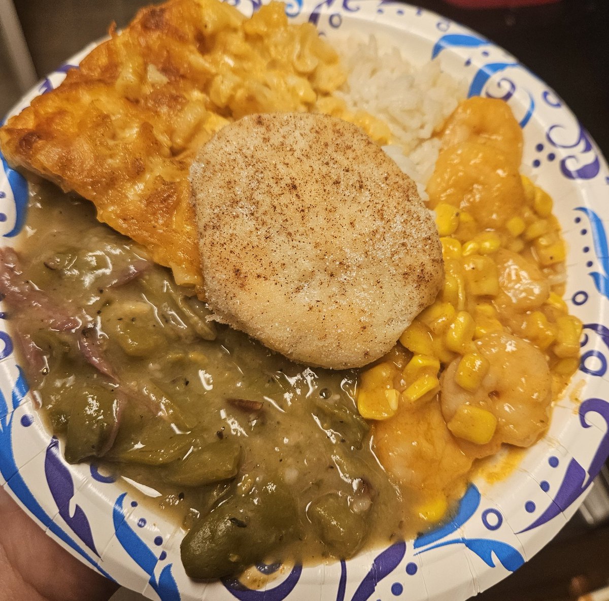 Georgiepiesix's tweet photo. Smothered green beans and neckbones, cajun shrimp and sweet corn, Mac n cheese, rice and a buttery cinnamon sugar biscuit ππ
#AintAlwaysPretty lol https://t.co/bjaZ56dZ7P